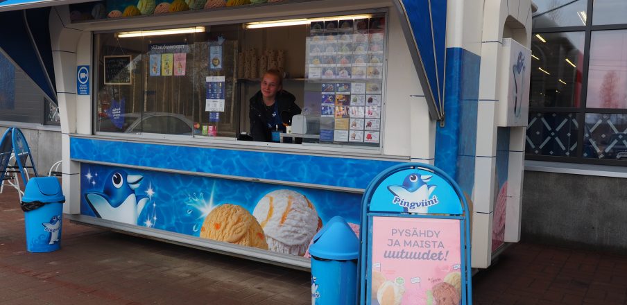 Suomussalmen lukion yrittäjäkurssin jäätelökioski (kuva Tuula Leskinen)